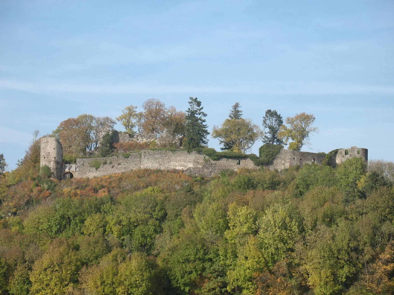 Burgruine Mägdeberg von Süden mit beiden Rundtürmen und langer Ringmauer