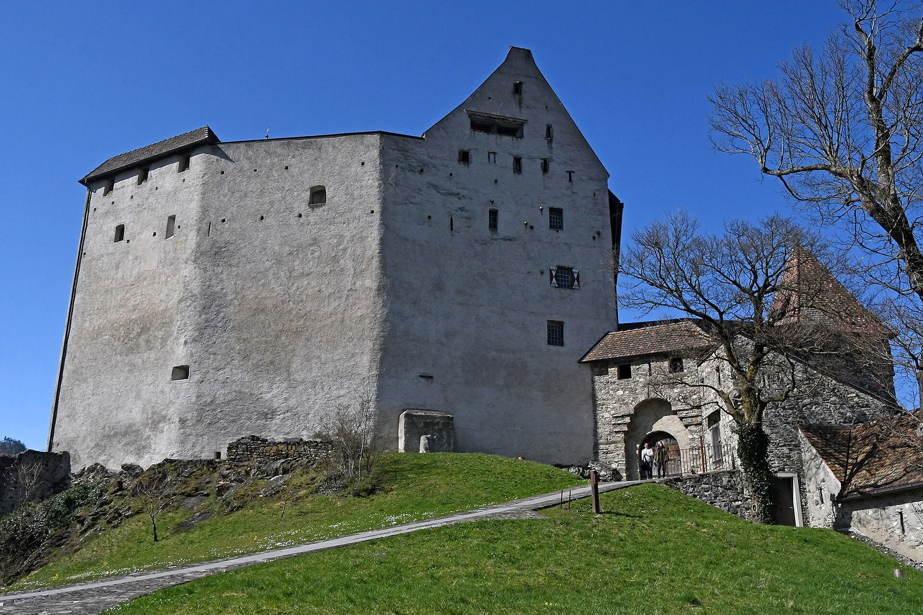 Burg Gutenberg in Balzers mit Bergfried und Vorburg