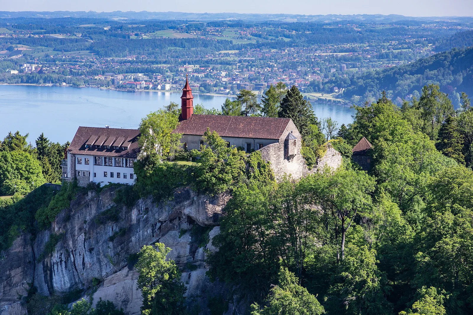 Burg Hohenbregenz mit Gebhardskapelle auf dem Gebhardsberg, Bregenz und Bodensee im Hintergrund