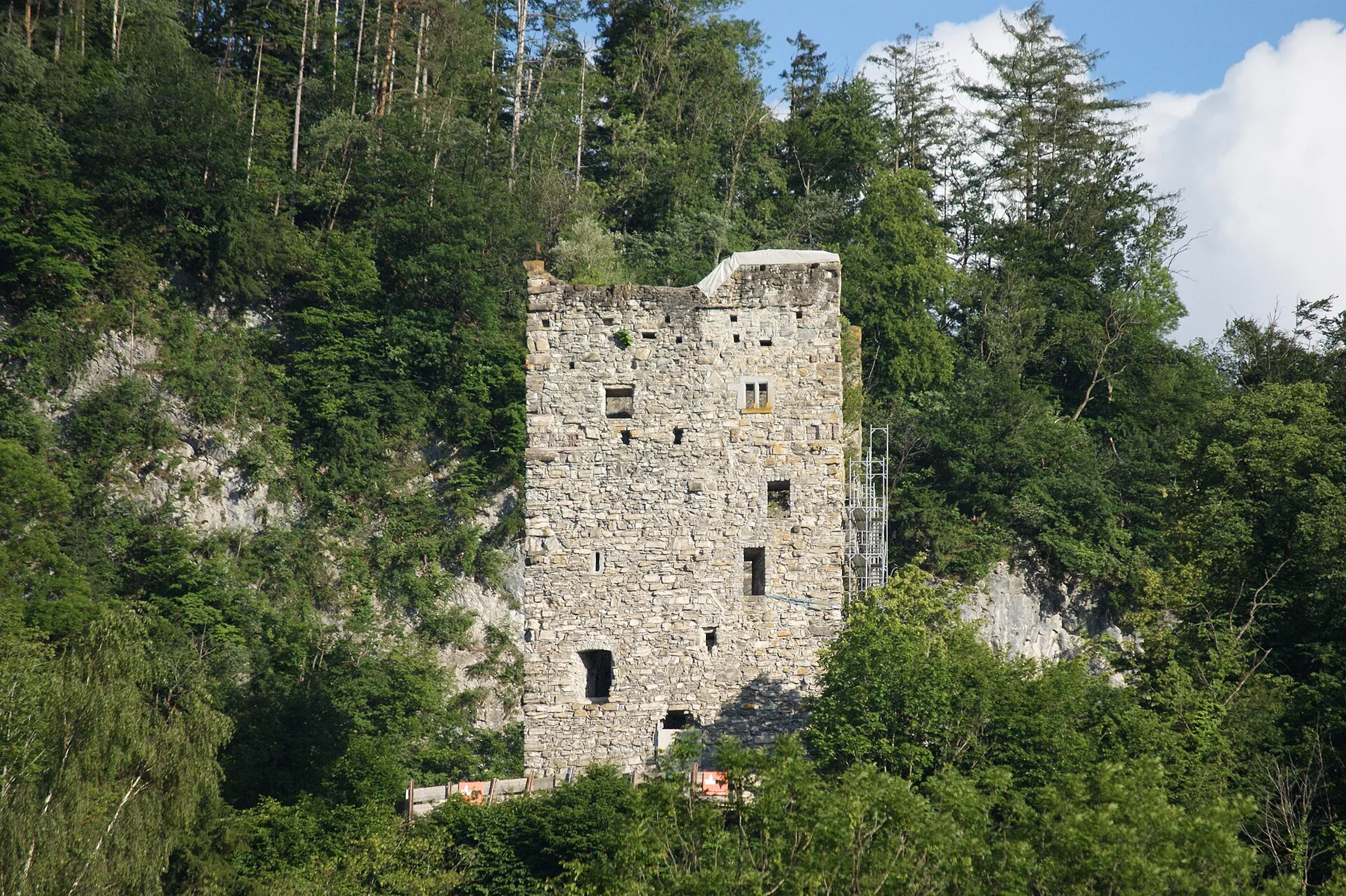 Wohnturm der Burgruine Neu-Montfort oberhalb von Götzis