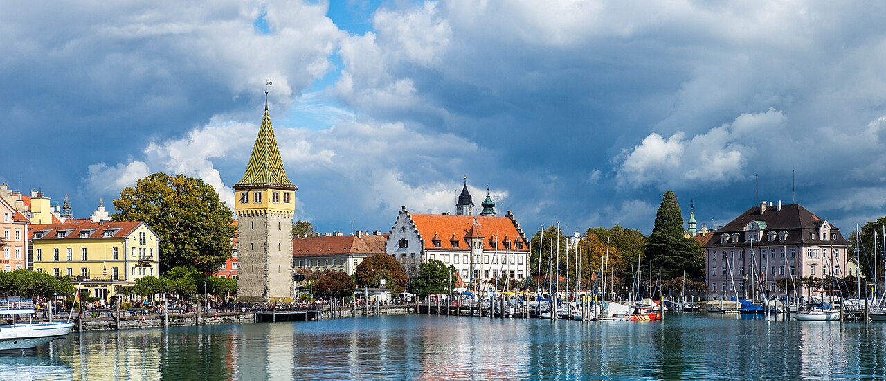 Lindauer Hafen mit Mangturm, Altstadt und Segelbooten