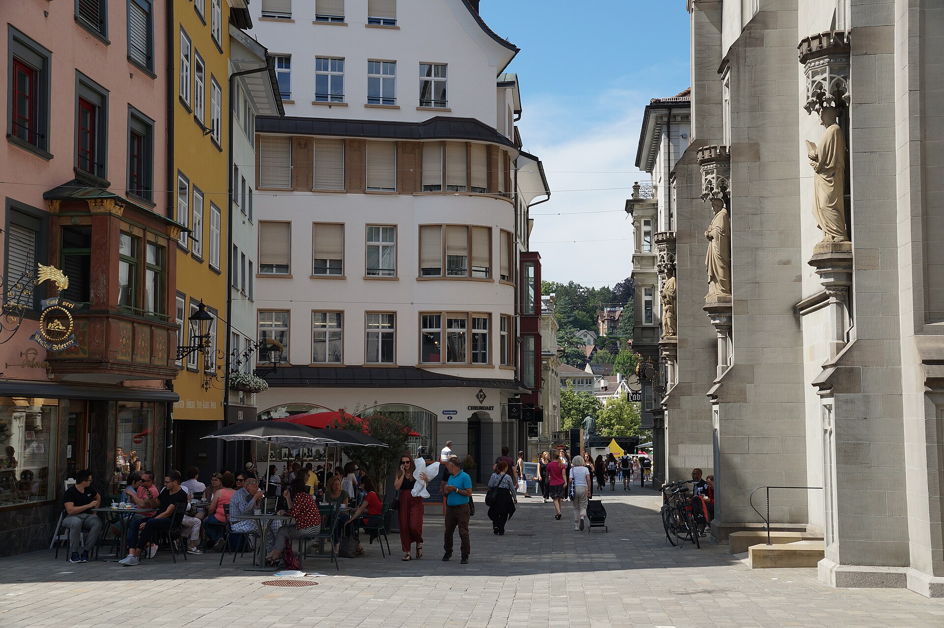 Marktgasse in der Altstadt von St. Gallen mit historischem Erker und Kirchenfassade