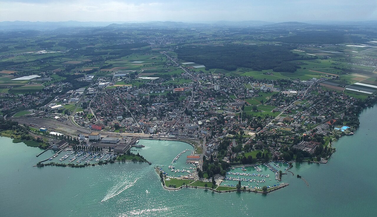 Luftbild von Romanshorn mit Hafen, Altstadt und Bodensee