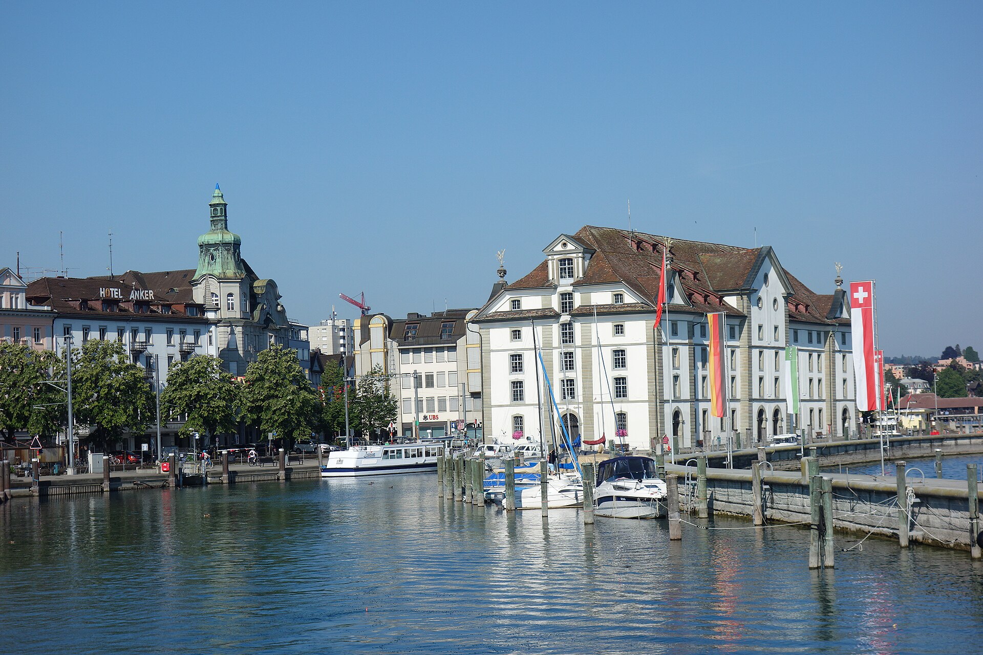 Kornhaus und Segelboote am Hafen von Rorschach