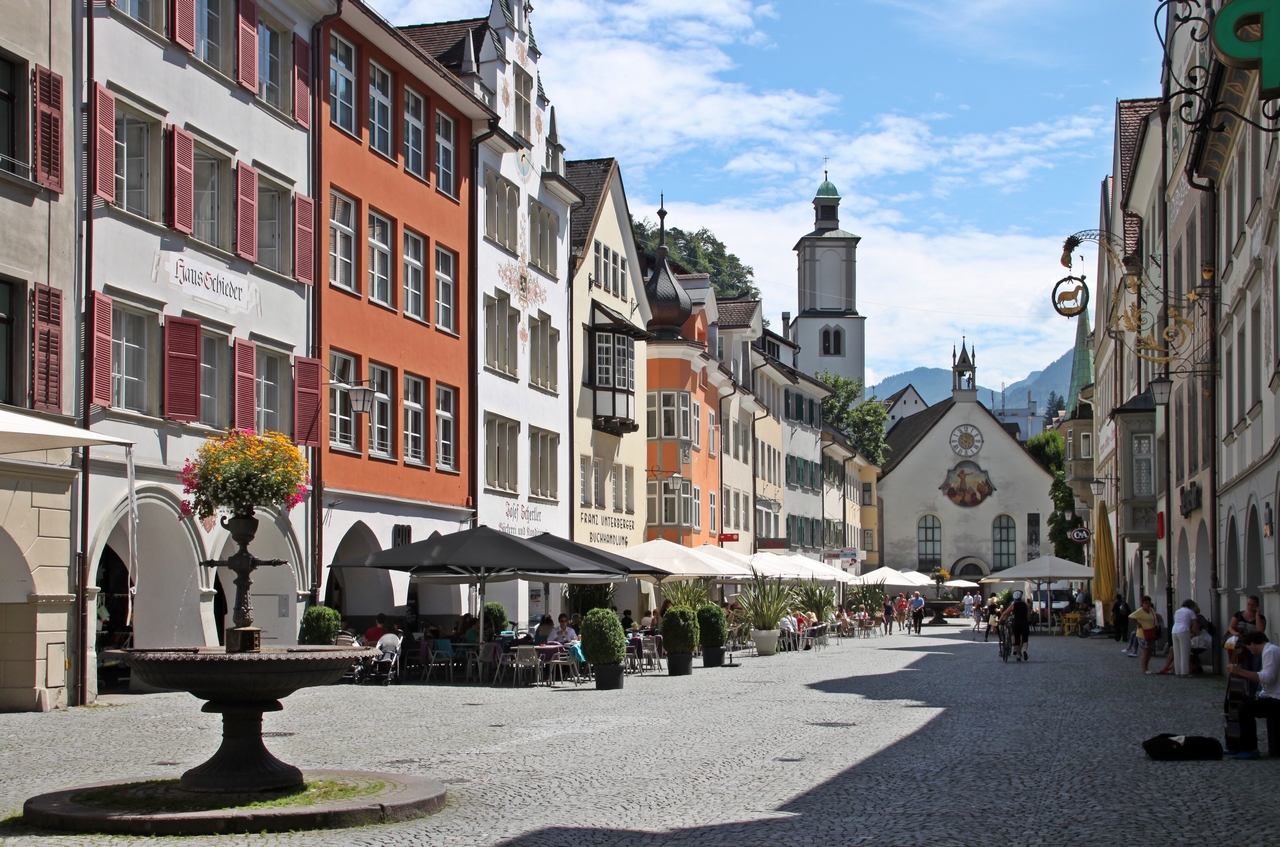 Feldkircher Marktplatz mit historischen Häusern und Laubengängen