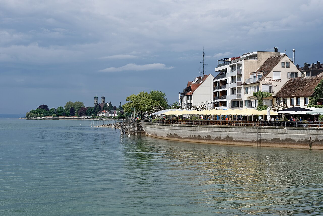 Uferpromenade von Friedrichshafen mit Cafés und Bodensee