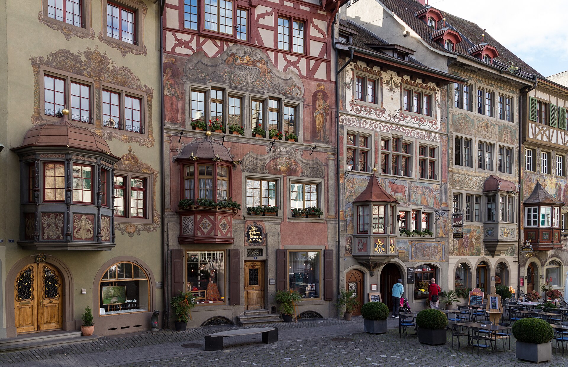 Bemalte Häuser und Erker am Rathausplatz in Stein am Rhein