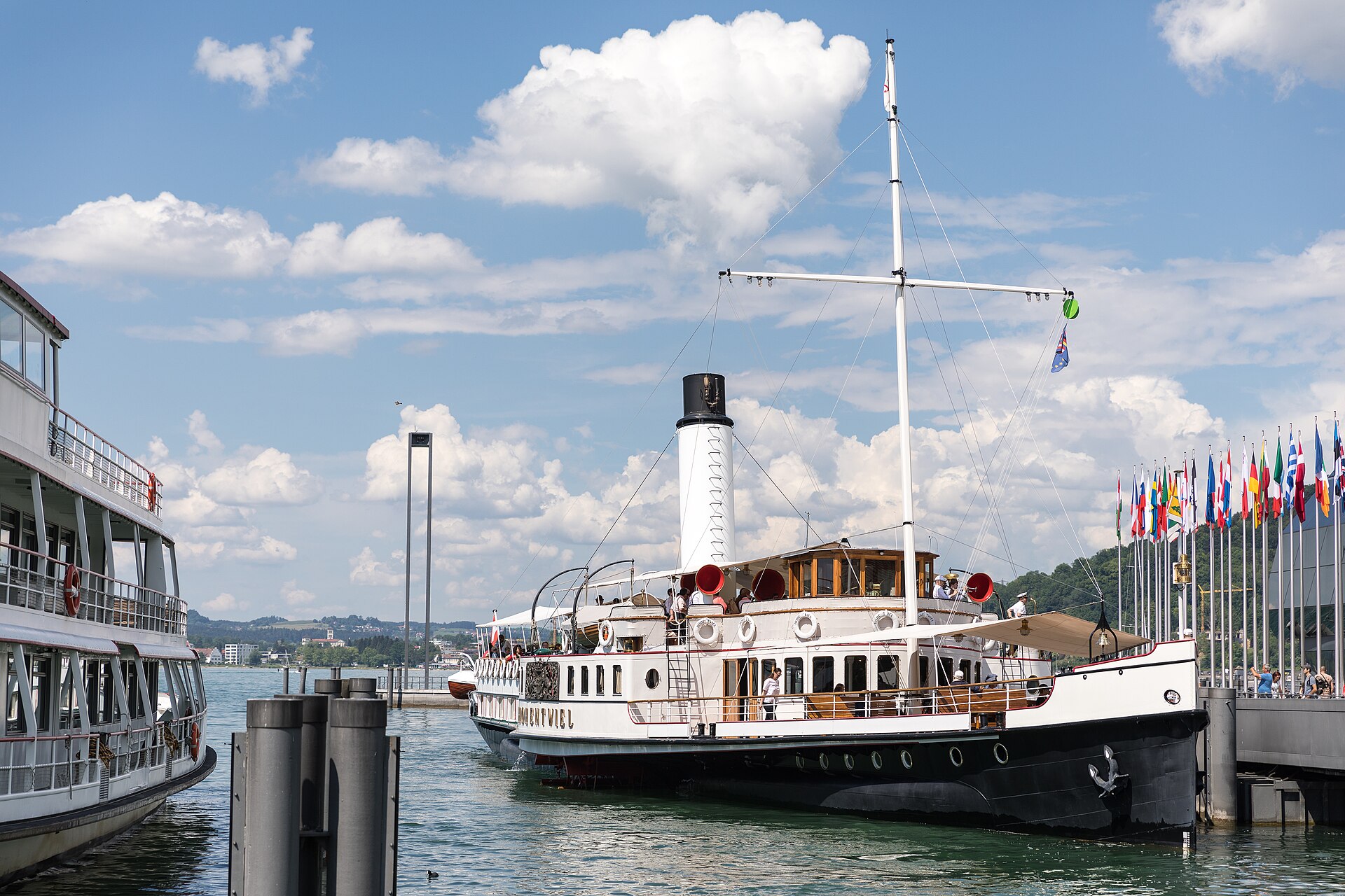 Dampfschiff Hohentwiel bei Sonne im Hafen von Bregenz