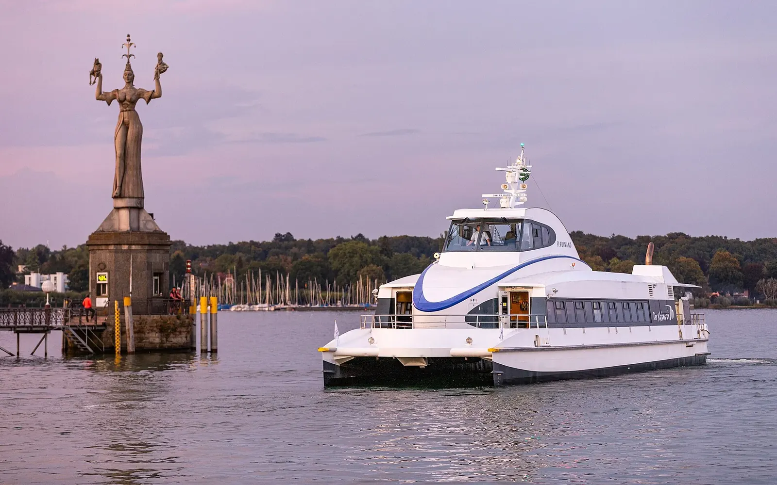 Katamaran in Konstanz–Friedrichshafen