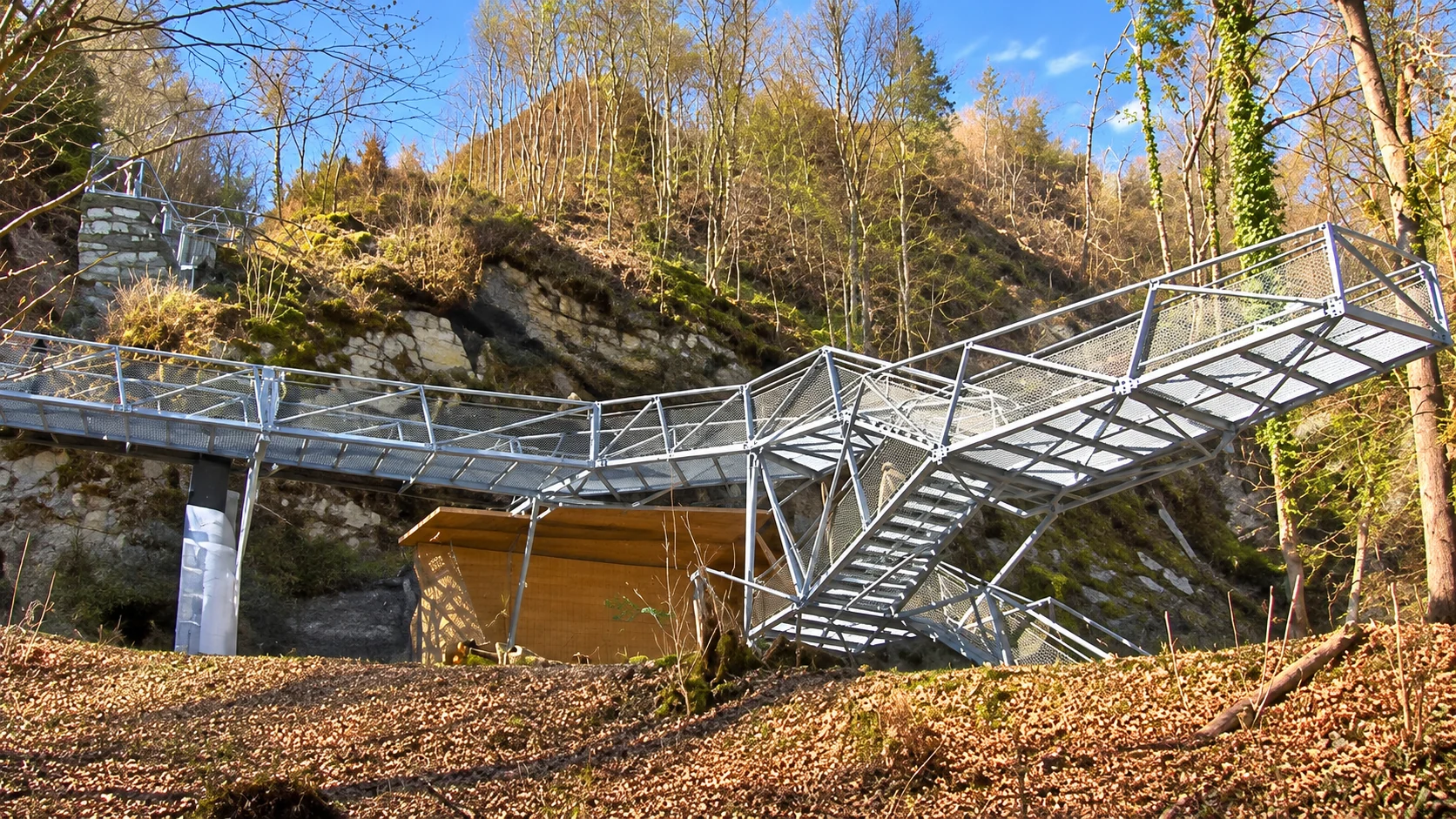 KI-Illustration nach Originalvorlage: Neuer Stahl-Panoramasteg der Marienschlucht mit Gitterrosttreppe, Metallgeländern, Stützen und bewaldetem Schluchteinschnitt; Marienschlucht in Bodanrück