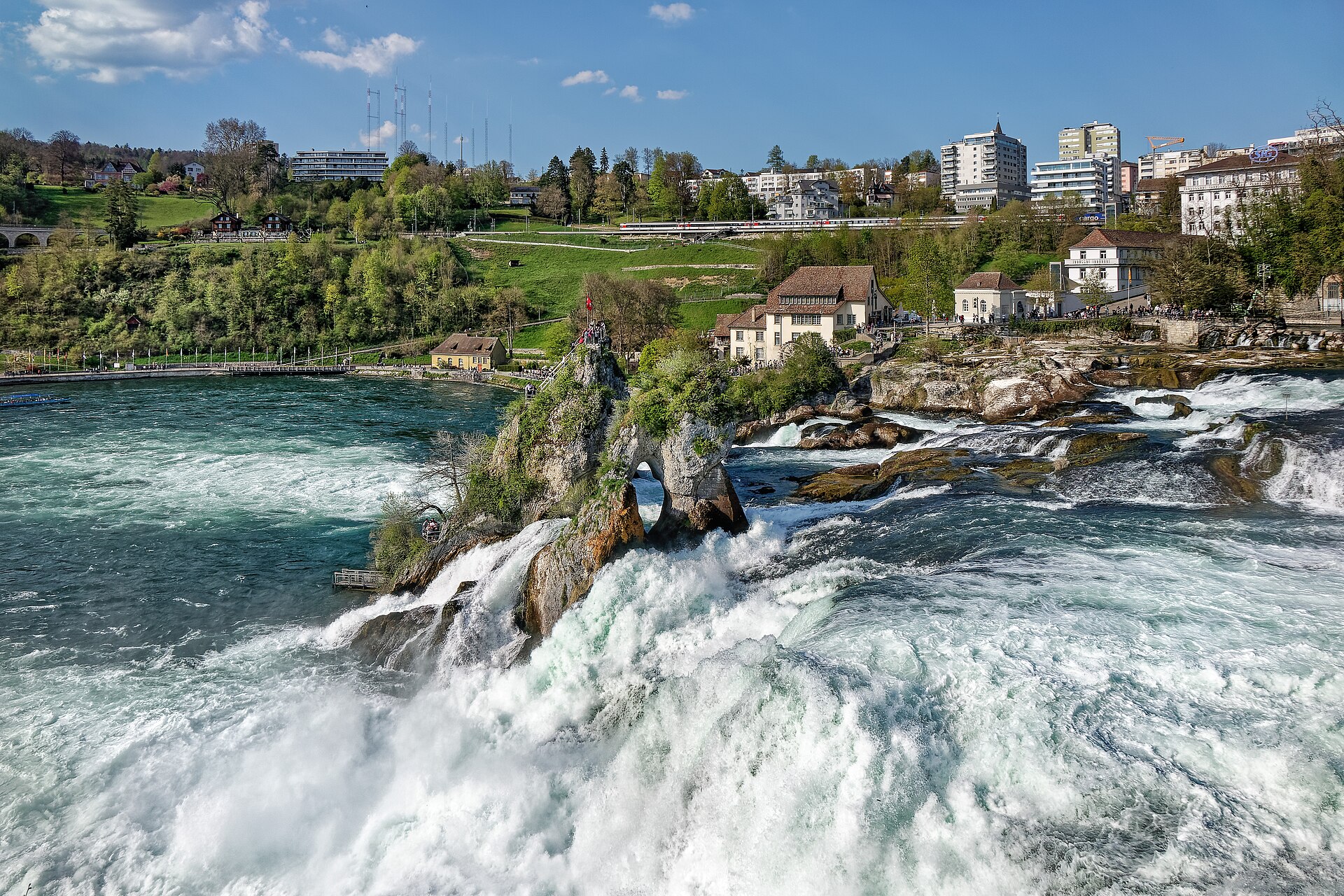 Rheinfall-Wassersturz mit den Felszähnen, Neuhauser Ufer und Aussichtspunkt im Sonnenschein