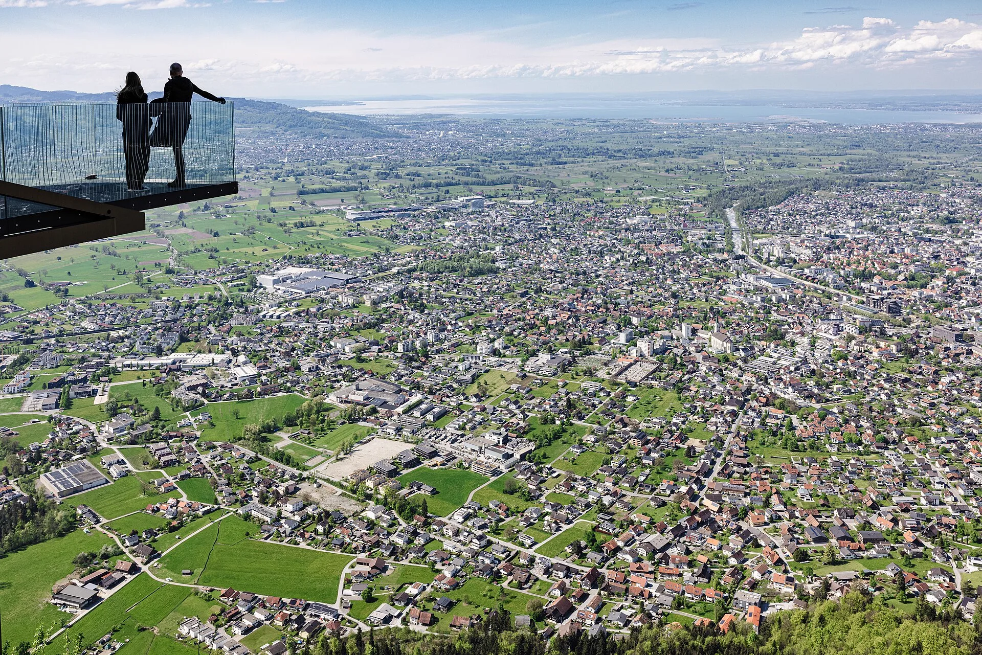 Menschen auf der gläsernen Karrenkante über Dornbirn mit Blick über Rheintal und Bodensee
