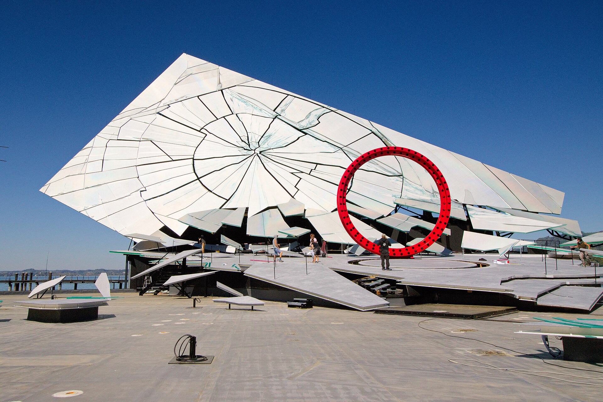 Bregenzer Seebühne beim Aufbau der La-traviata-Kulisse im April 2026 mit Spiegelwand und rotem Ring