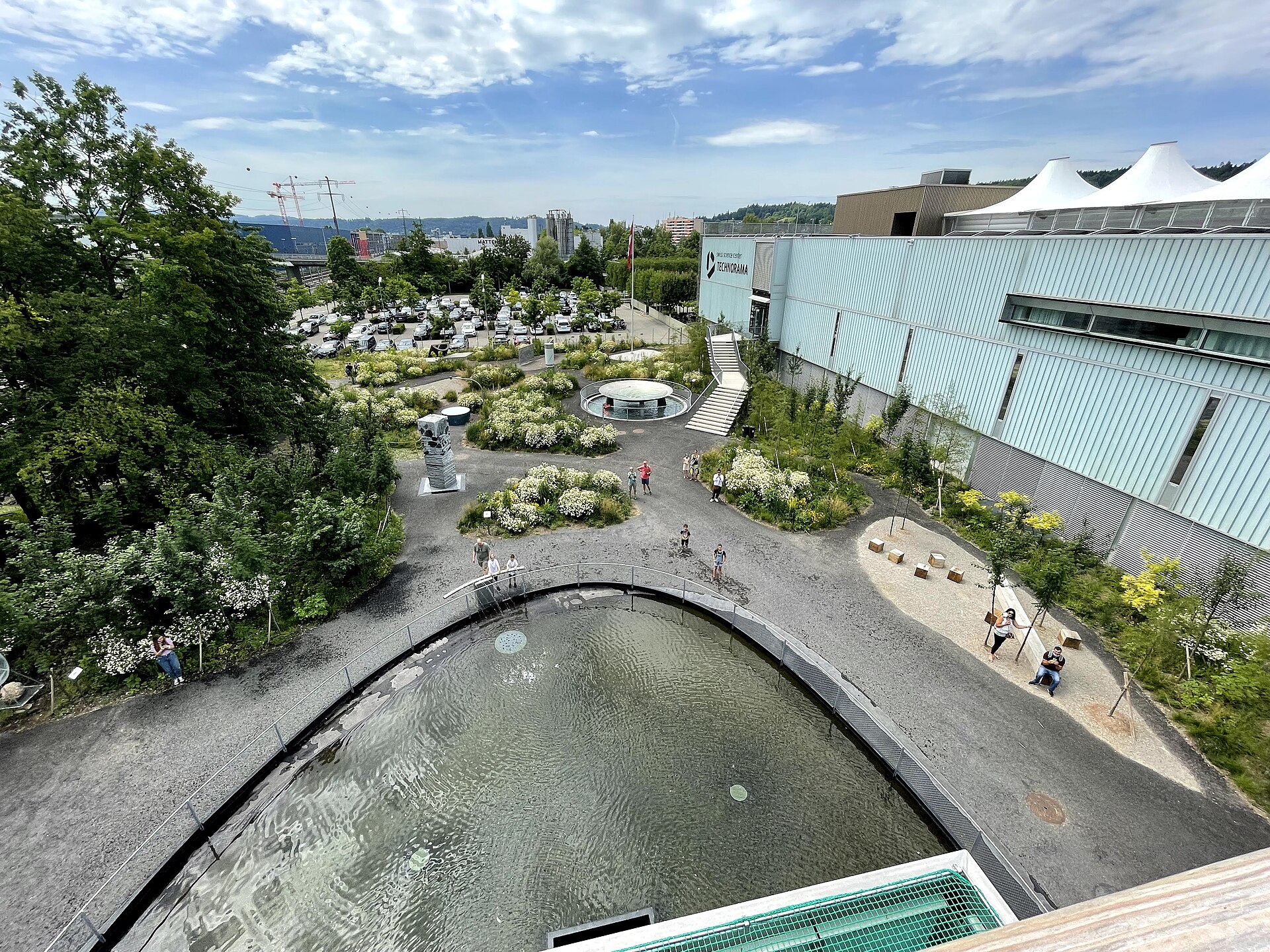 Technorama Draussen in Winterthur mit interaktiven Wasserbecken, Garten und Science-Center-Gebäude