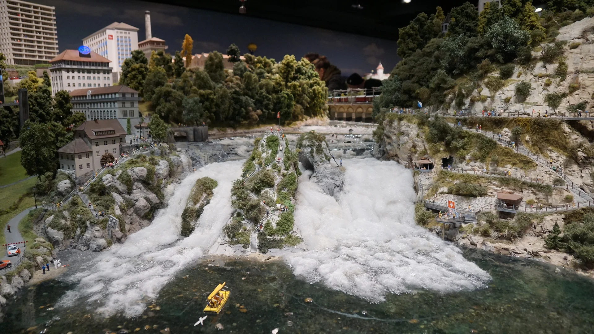 Detailgetreue Rheinfall-Landschaft mit Felsen, Wasser und Miniaturgebäuden in der Smilestones Miniaturwelt