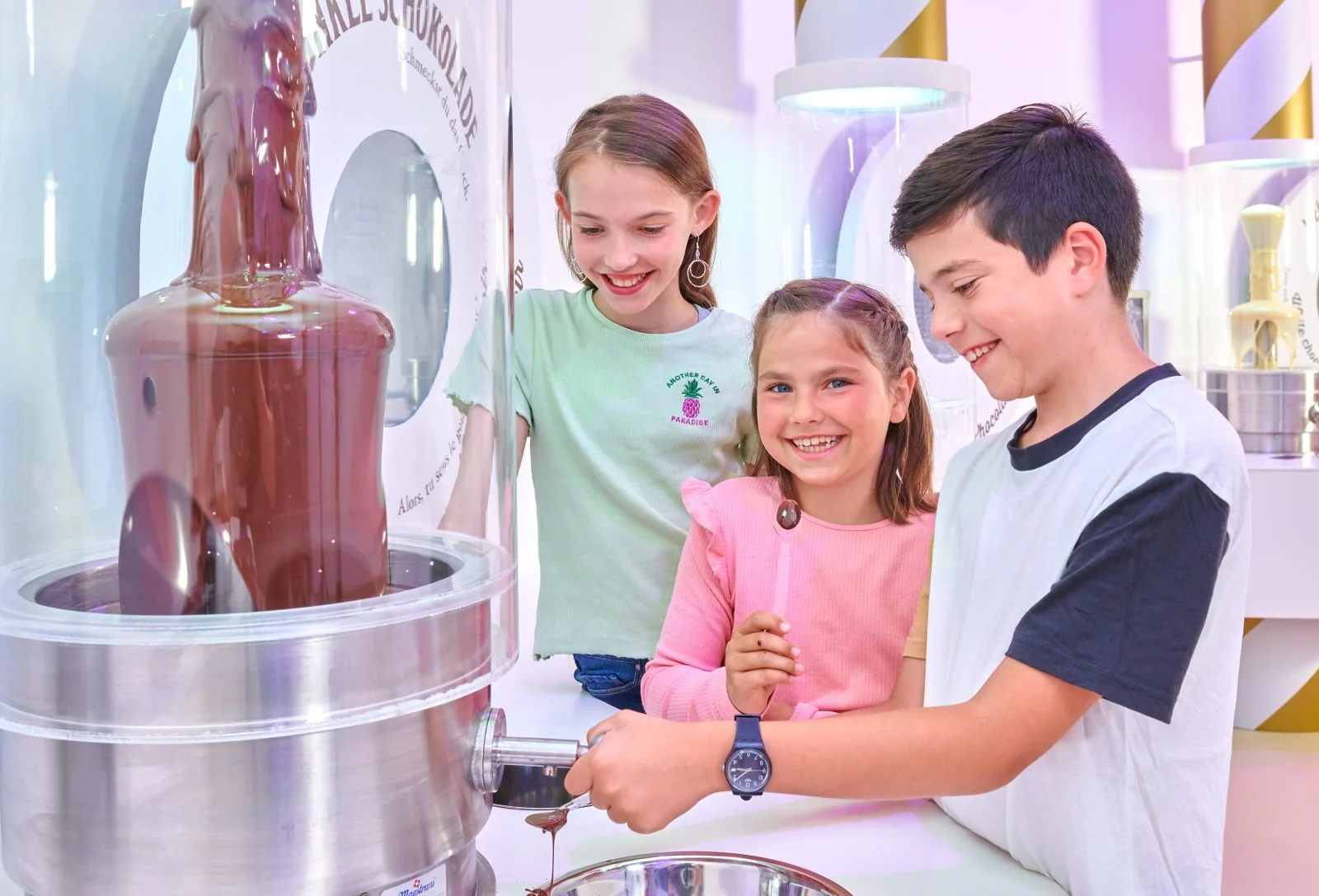Kinder am Schokoladenbrunnen im Chocolarium Flawil