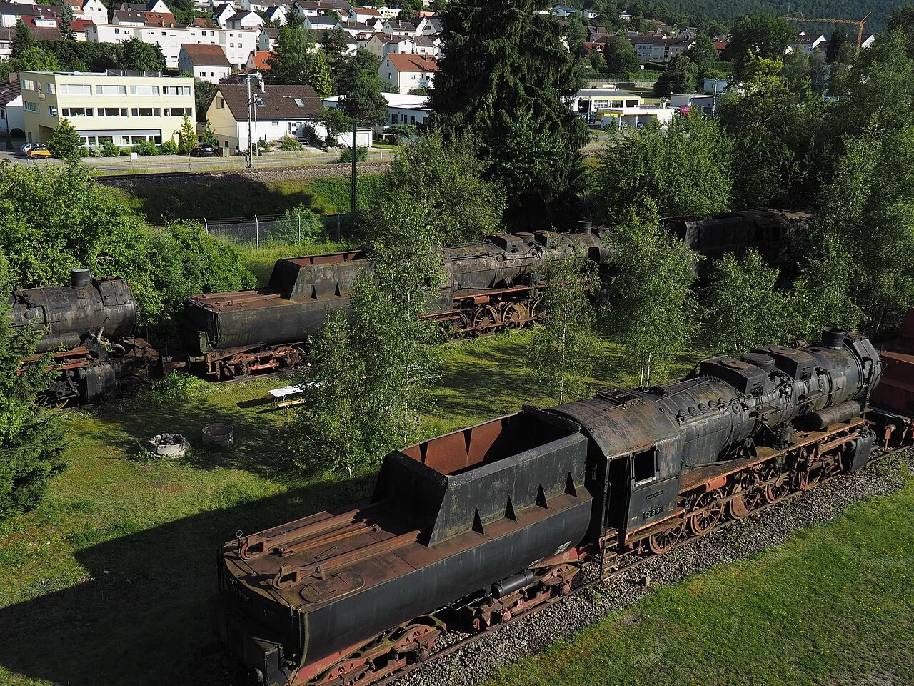 Mehrere historische Dampflokomotiven im Freigelände des Bahnbetriebswerks Tuttlingen
