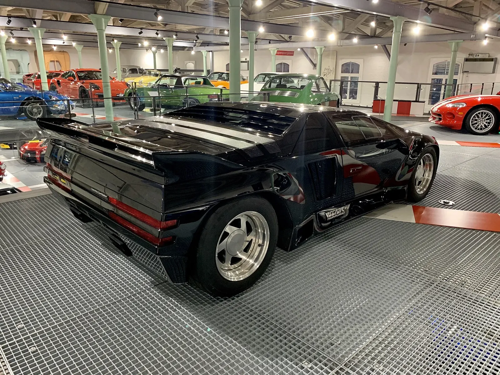 Supersportwagen in einer hellen Ausstellungshalle der autobau erlebniswelt Romanshorn