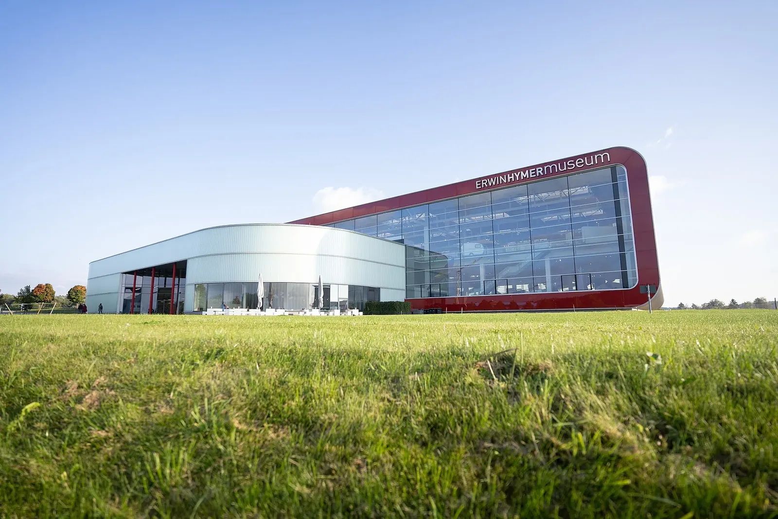Gläsernes Gebäude des Erwin Hymer Museums in Bad Waldsee bei Tageslicht