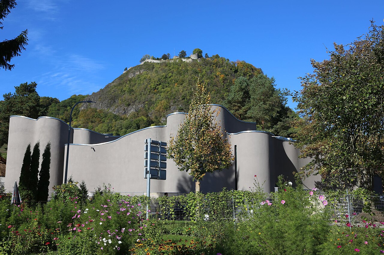 Das MAC Museum Art & Cars in Singen bei Tageslicht vor dem Hohentwiel