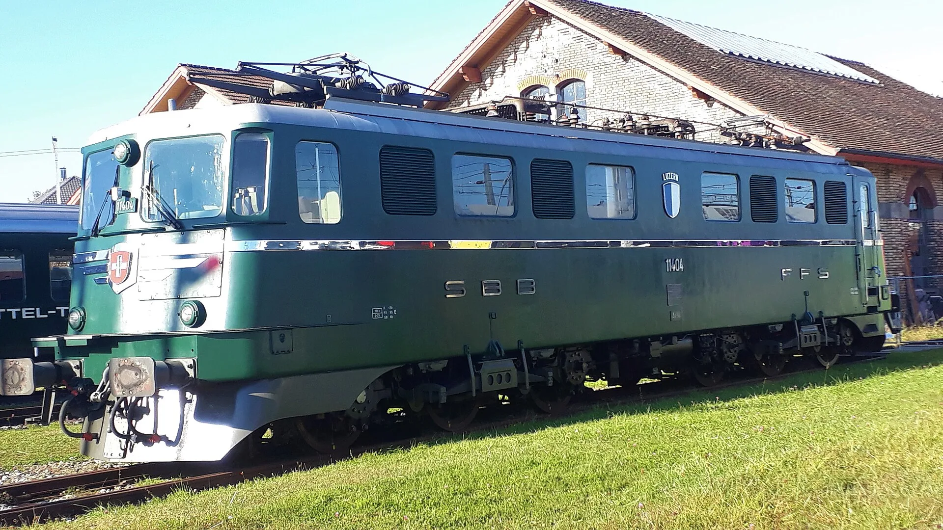 Historische Lokomotive Ae 6/6 11404 vor der Locorama-Lokremise in Romanshorn
