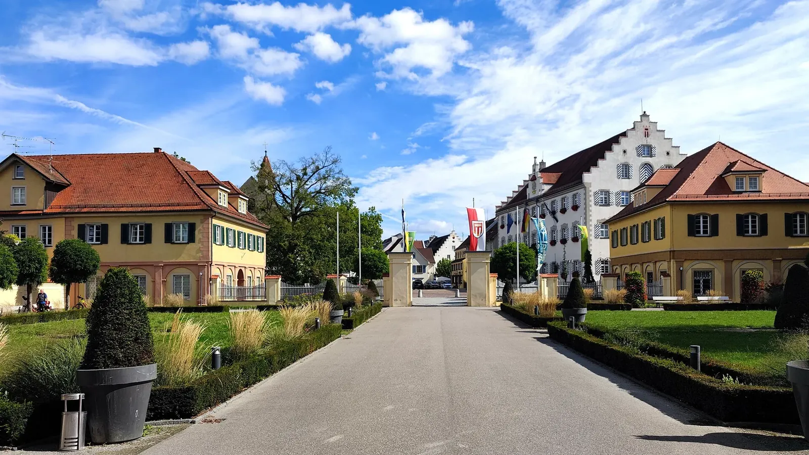 Vorplatz und gestaltete Grünflächen am Neuen Schloss Tettnang