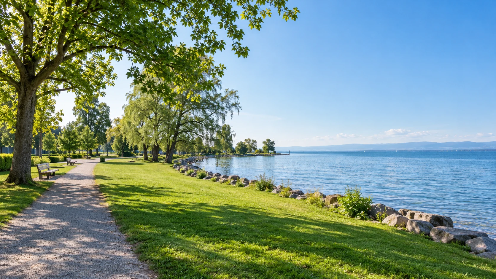 KI-Illustration: Öffentliche Uferwiese mit Spazierweg, Bänken, einzelnen Bäumen und steinig gefasstem Bodenseeufer; Seepark Arbon in Arbon
