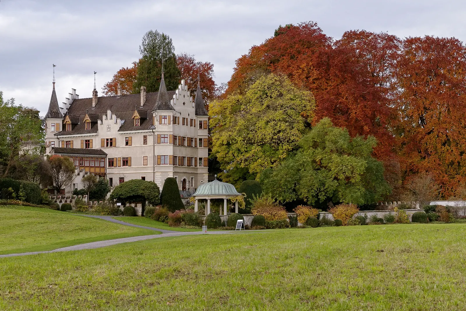 Schloss Seeburg und Bäume im Seeburgpark Kreuzlingen