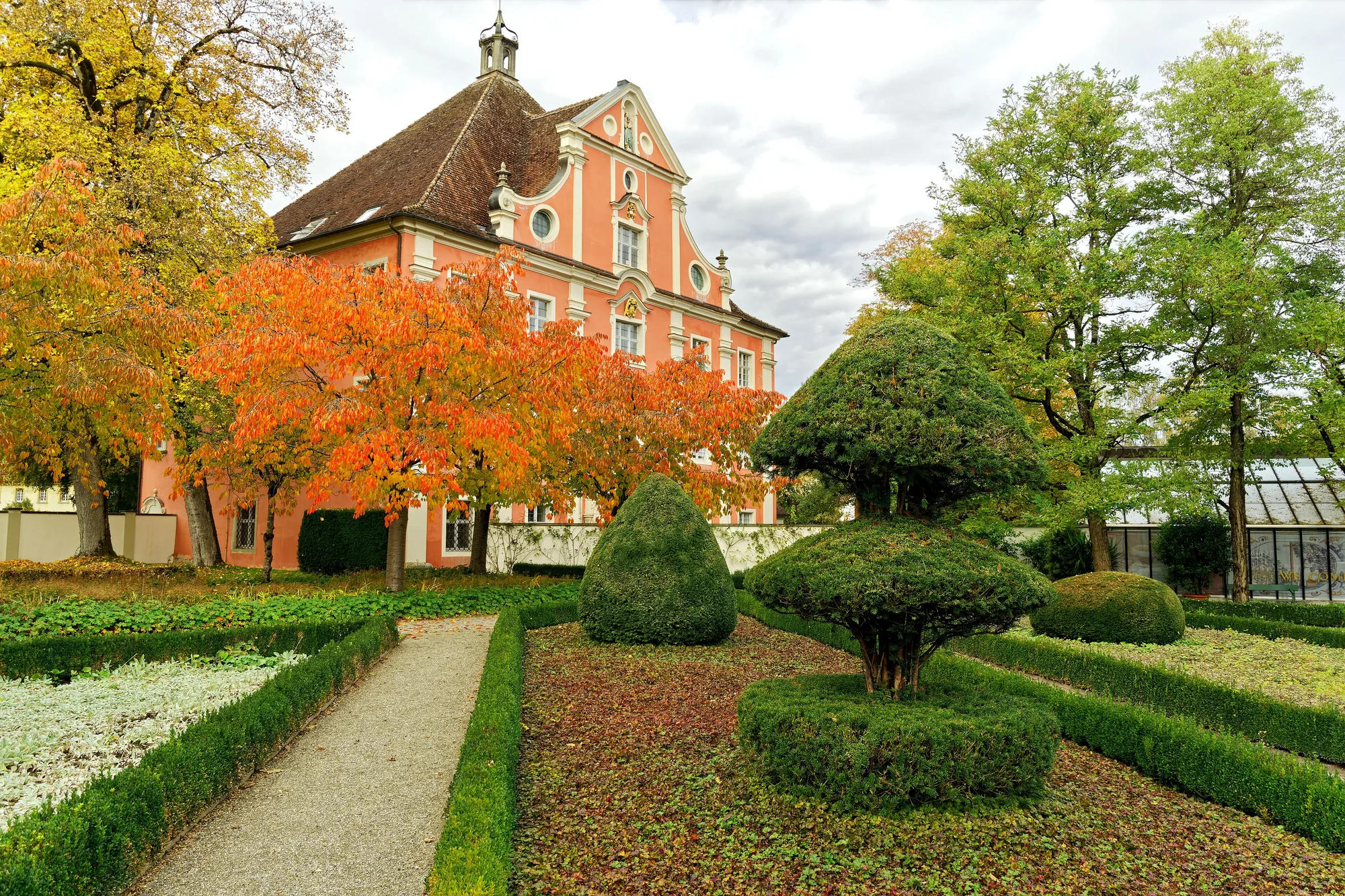 Formgeschnittene Hecken und historisches Gebäude im Hofgarten von Kloster und Schloss Salem
