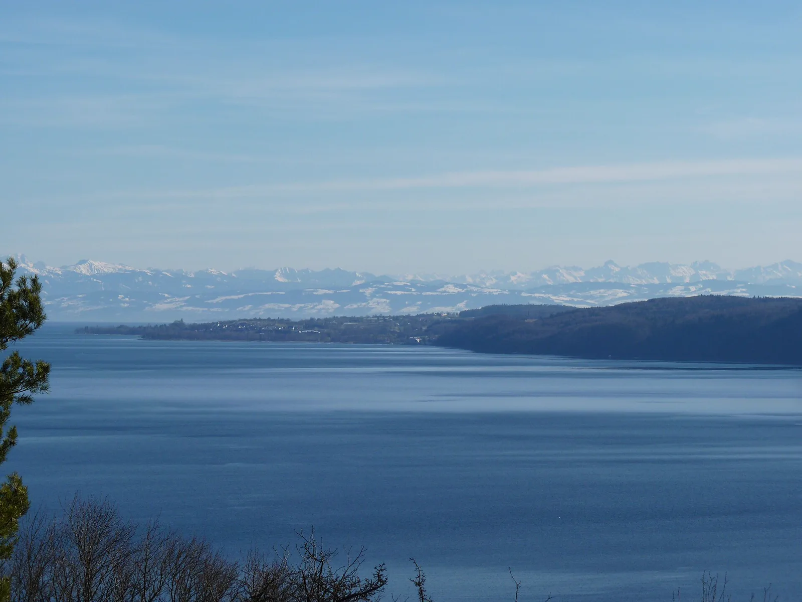 Blick von Bodman über den Überlinger See und zur Alpenkette an der SeeGang-Route
