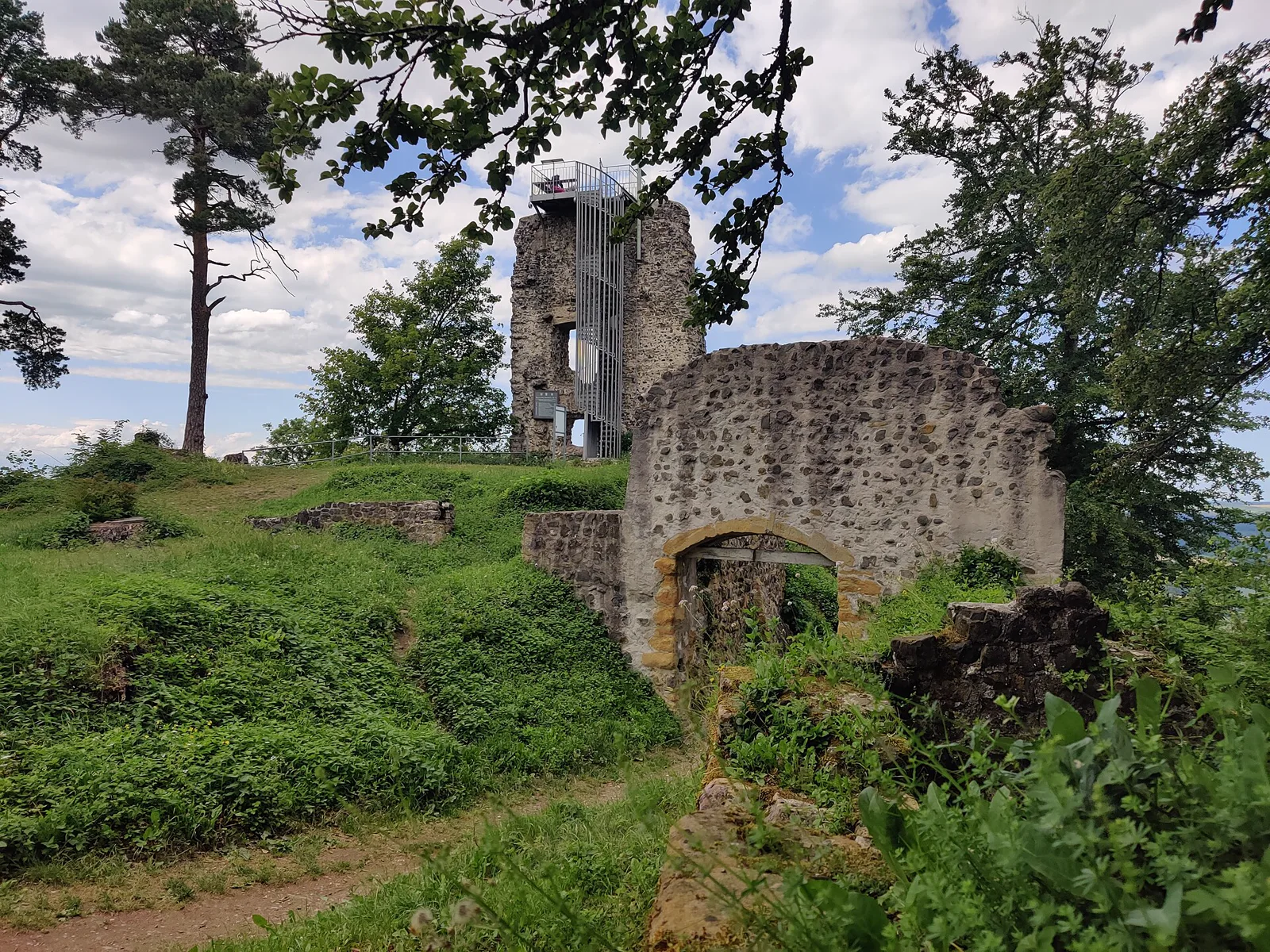 Burgruine Hohenhewen mit Aussichtsplattform am Gipfel des Hewensteigs