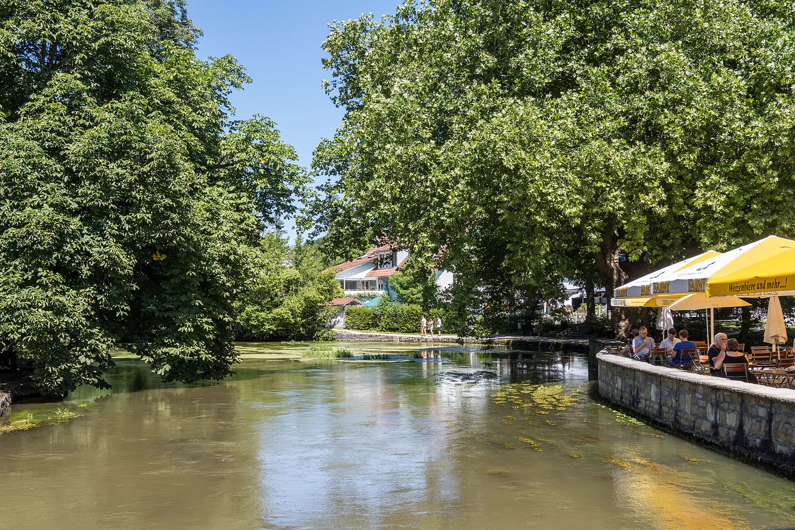 Aachquelle mit Wasserbecken und Gastgarten in Aach