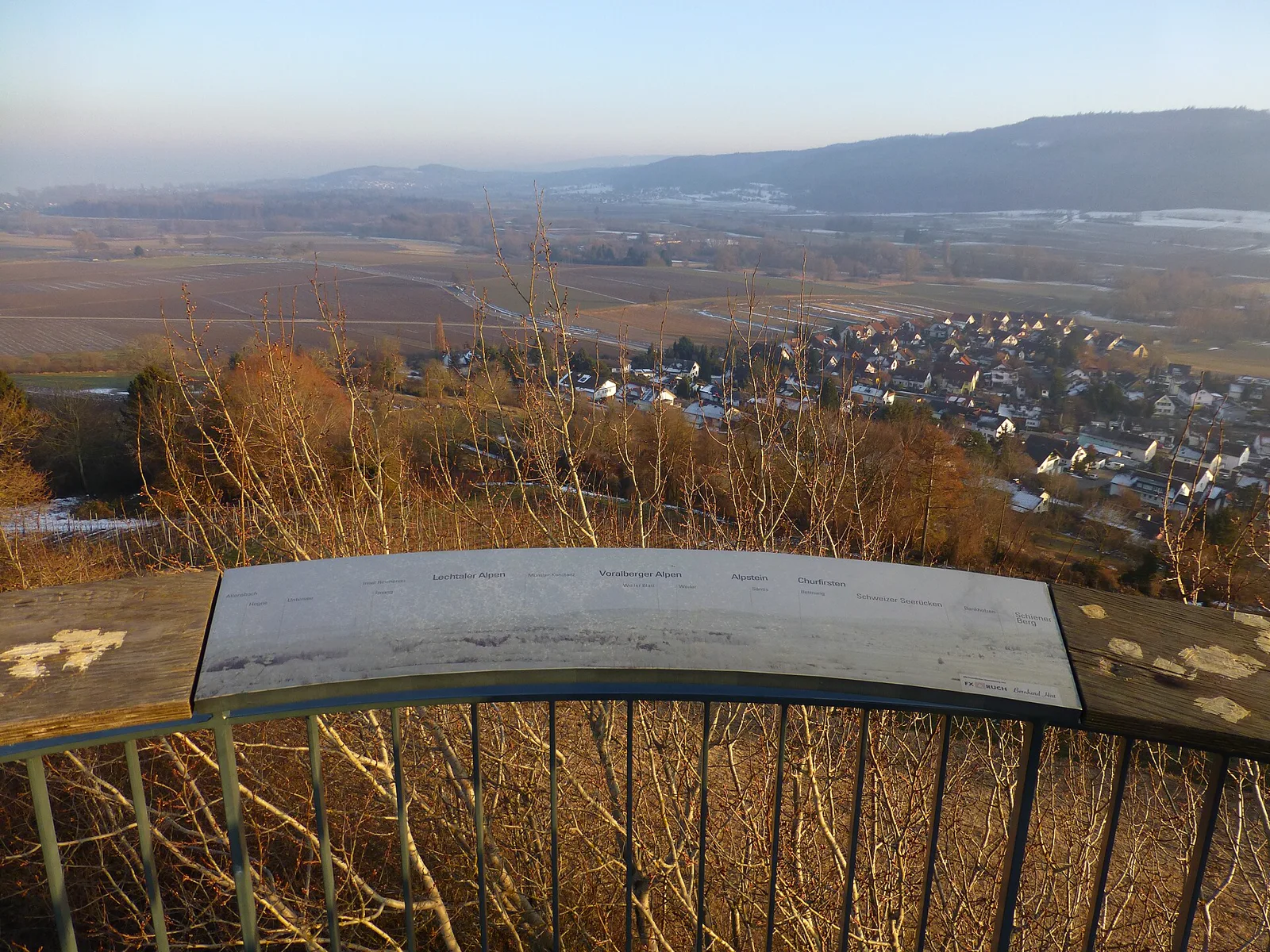 Blick von Bohlingen auf den Schiener Berg im Wandergebiet des Albertine-Steigs