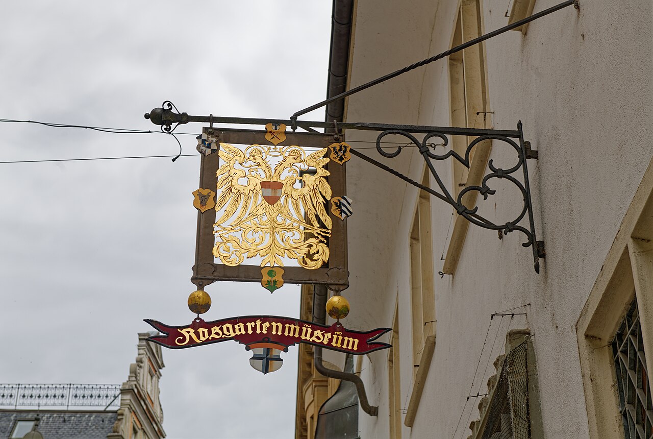 Historisches Museumsschild am Rosgartenmuseum in Konstanz