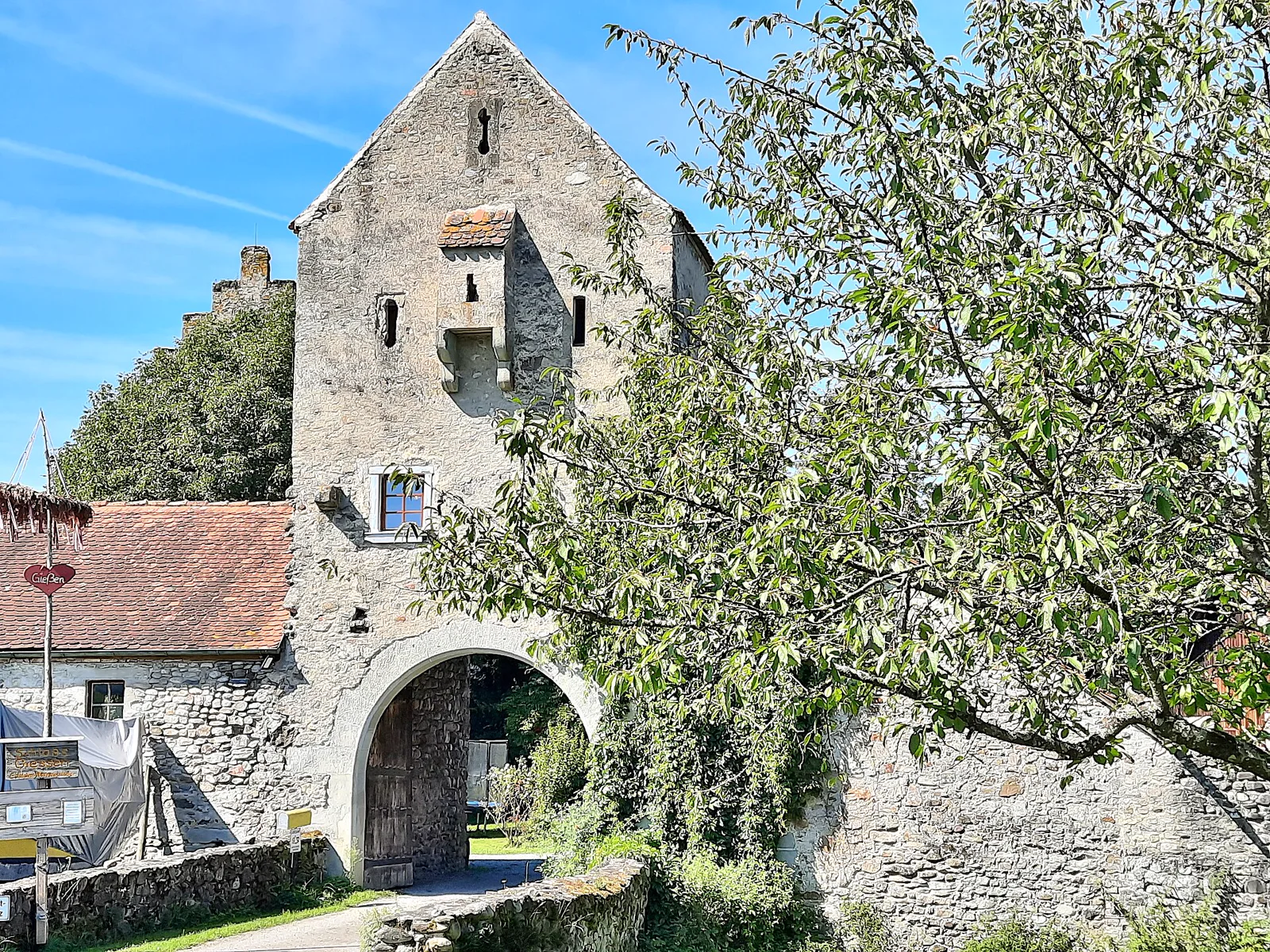 Historisches Tor der Burg Gießen in Kressbronn an der Genießer-Radtour