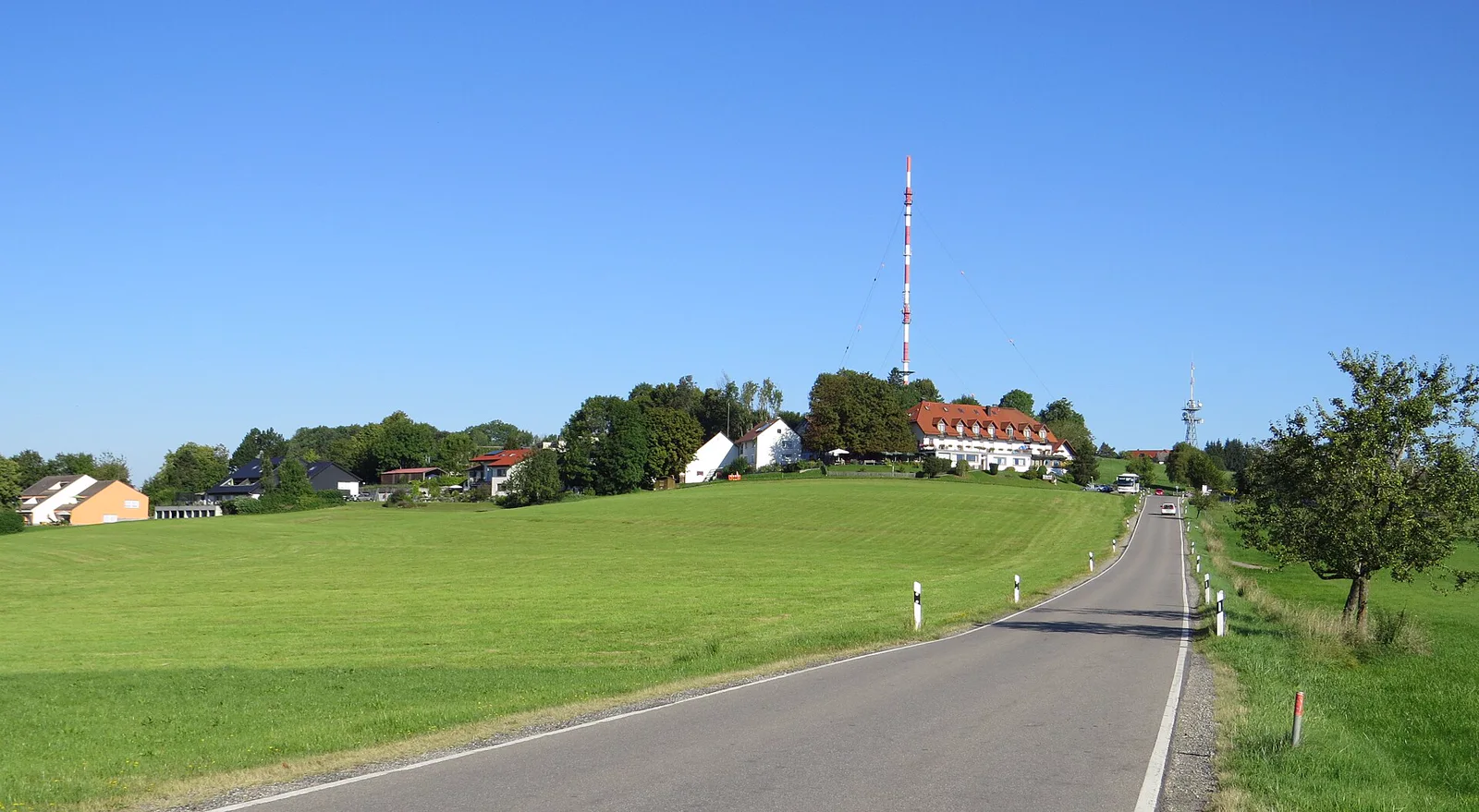 Straße und Hügellandschaft am Höchsten im Deggenhausertal