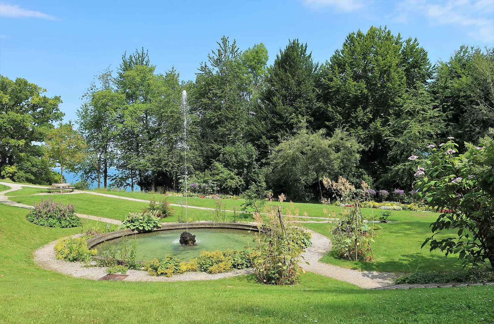 Garten mit Brunnen im Park Arenenberg am Schweizer Untersee