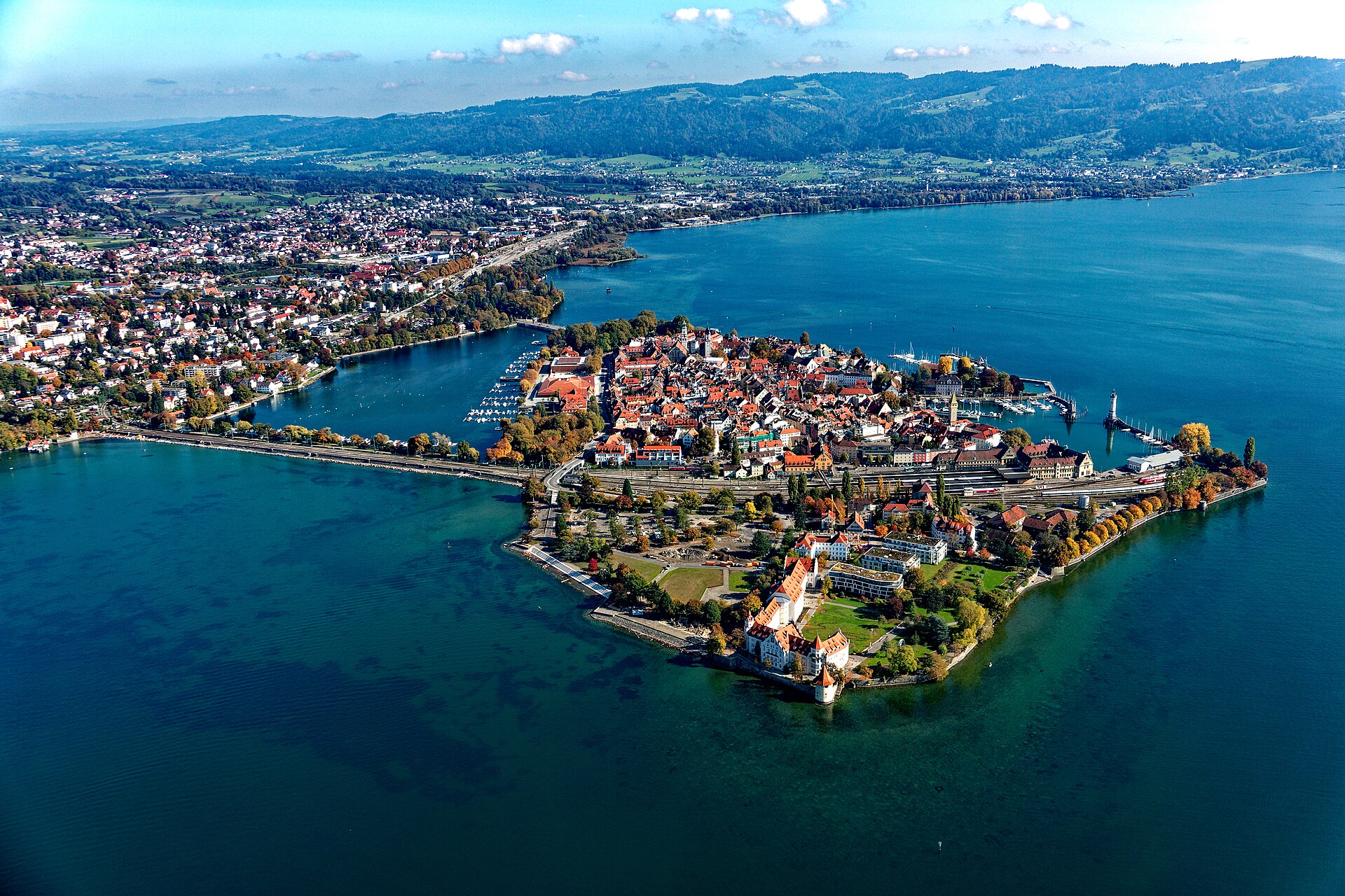 Luftaufnahme der ganzen Lindauer Stadtinsel mit Altstadt, Hafen, See und Festlandverbindung