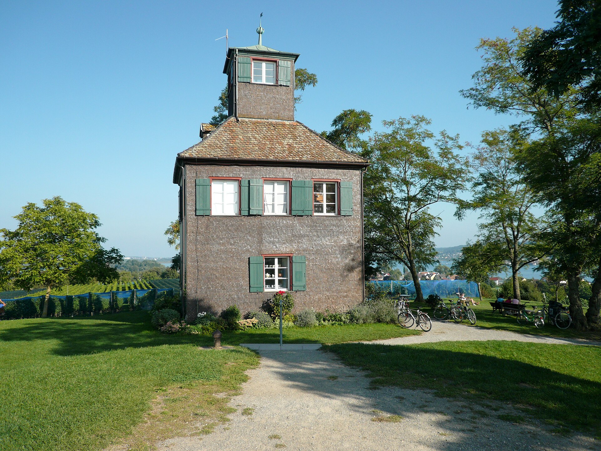 Hochwart-Teehaus auf der Insel Reichenau mit Blick Richtung Bodensee