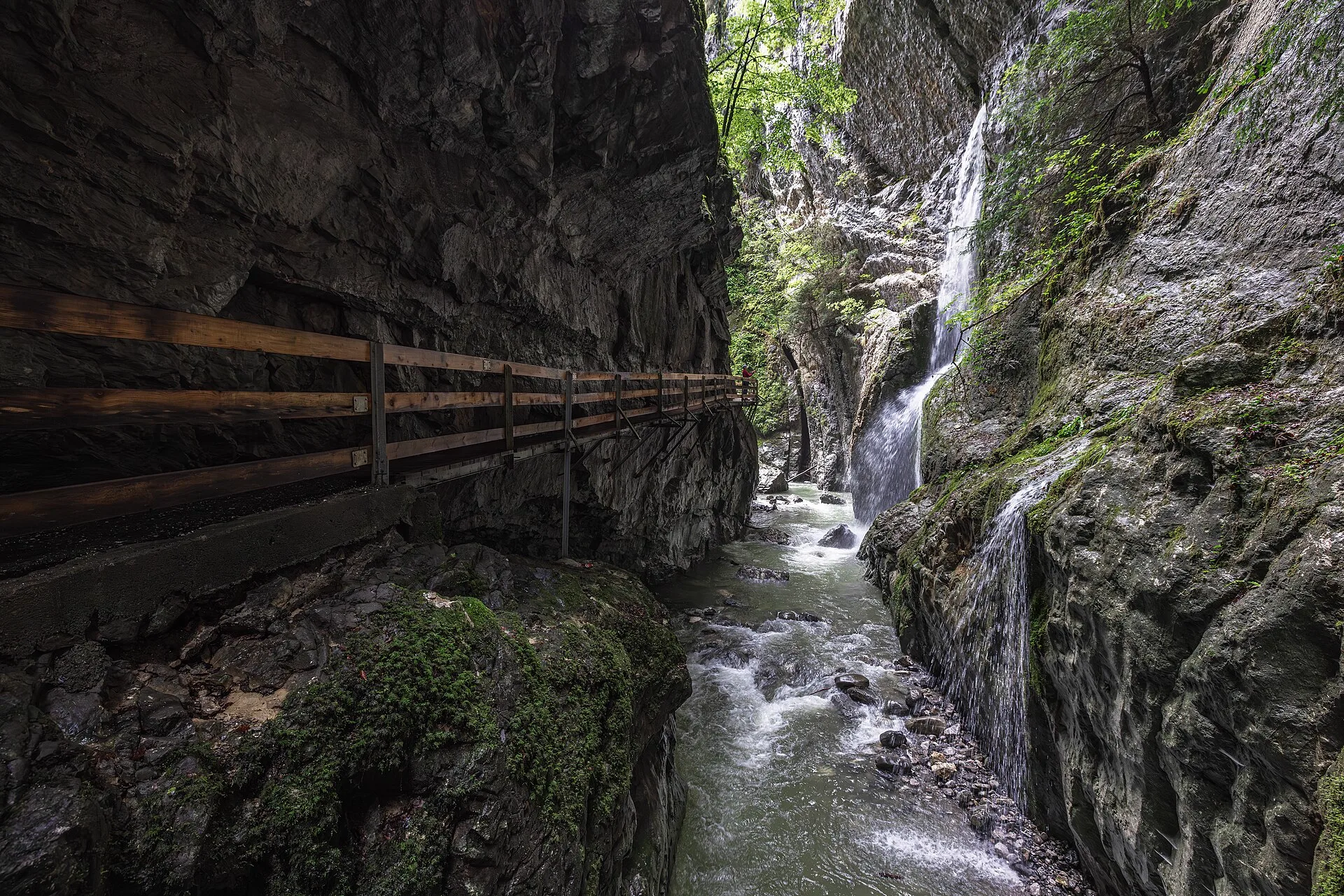 Holzsteg und Wasserfall in der felsigen Alplochschlucht bei Dornbirn