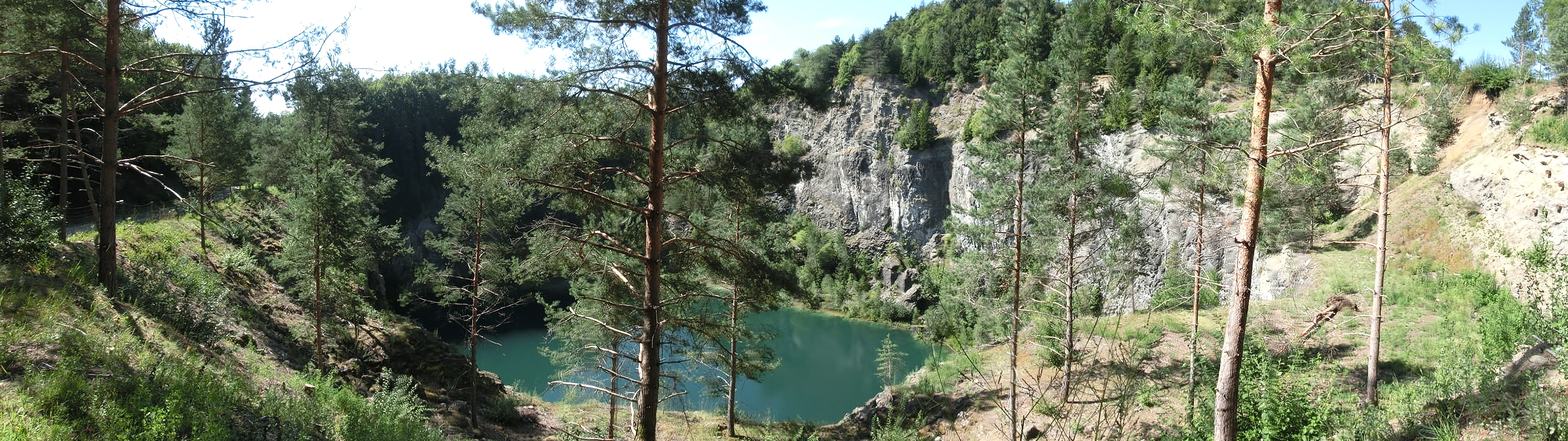 Höwenegg bei Immendingen mit See im ehemaligen Steinbruch