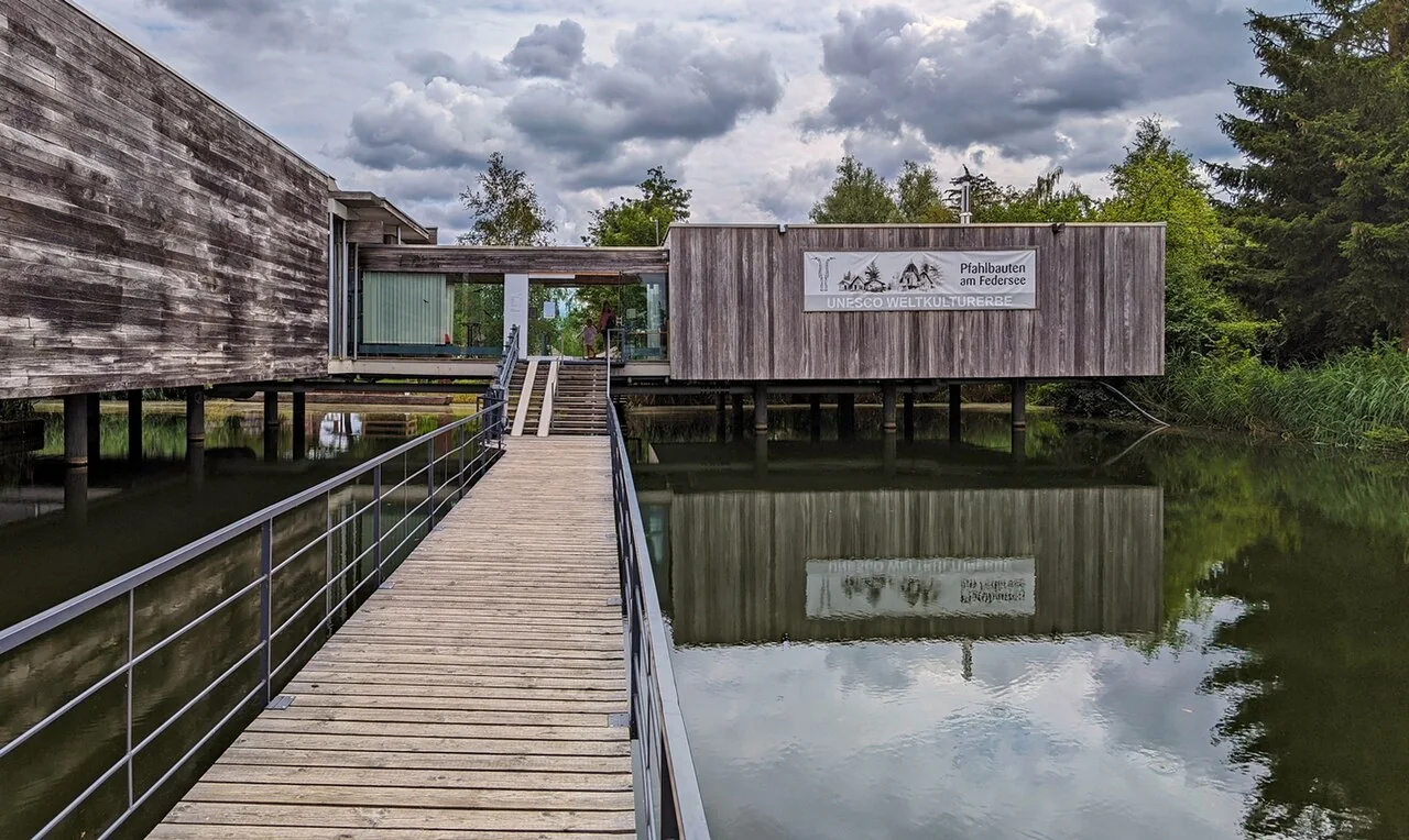 Federseemuseum Bad Buchau mit Steg und Wasserfläche