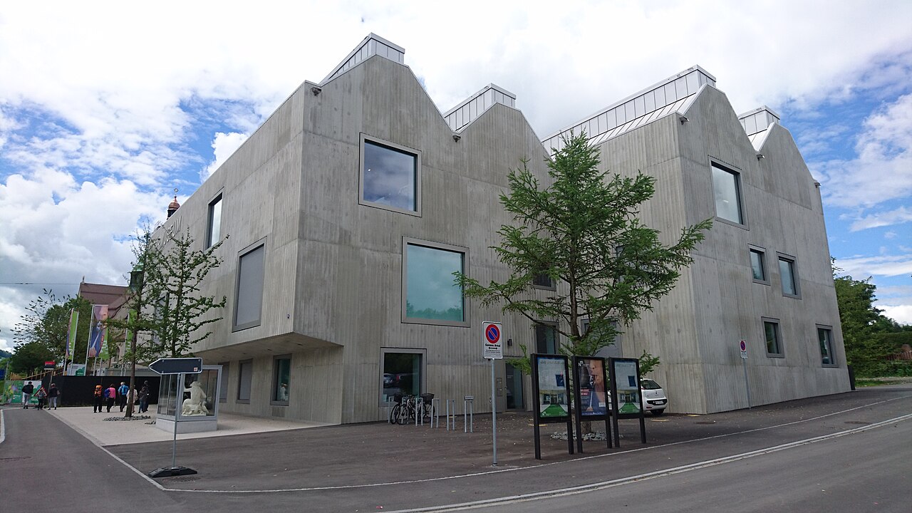 Naturmuseum St. Gallen mit seiner gezackten Dachform von der Ost- und Südfassade