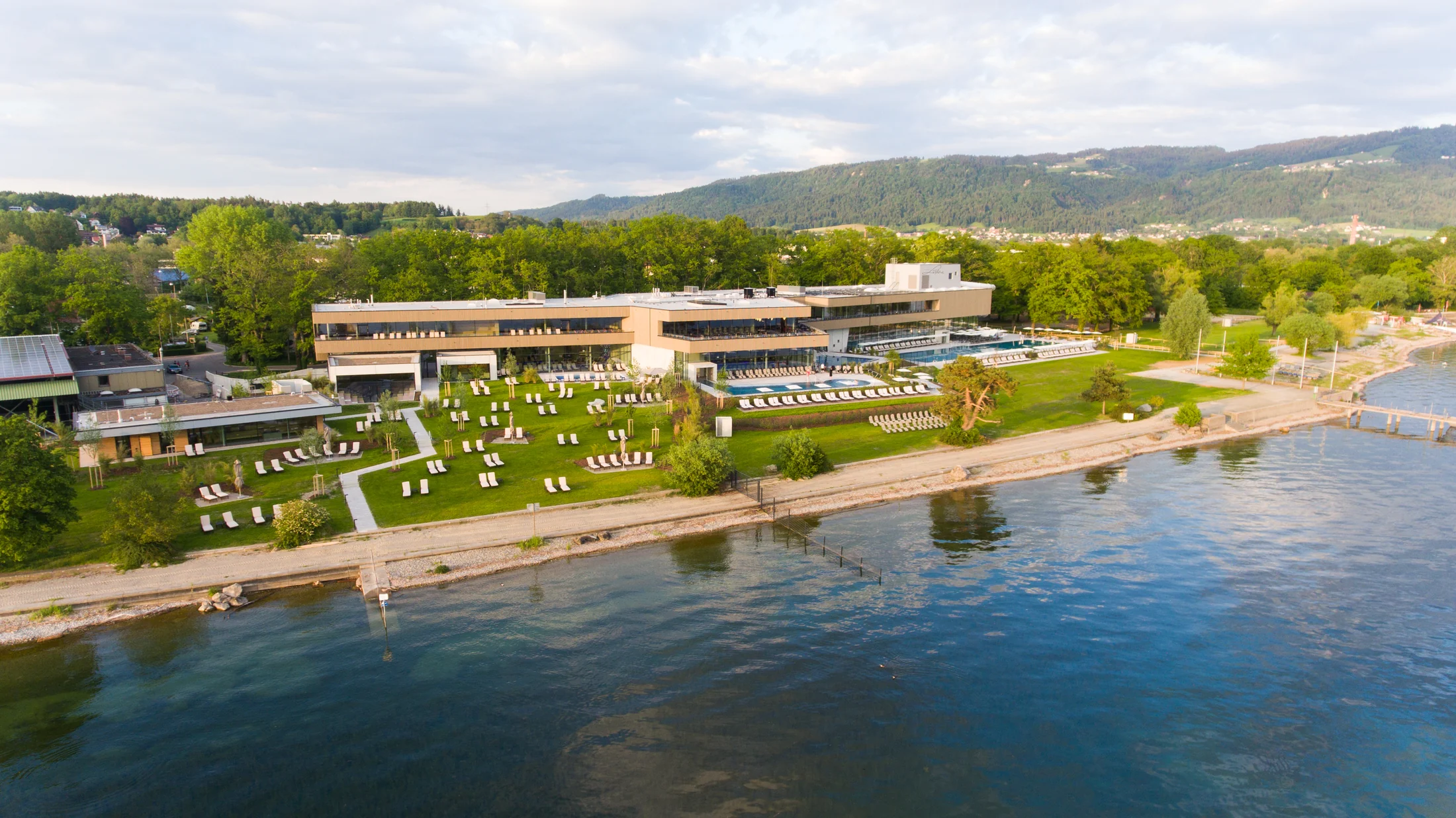 Luftansicht der Therme Lindau mit Außenbecken und Ufer am Bodensee