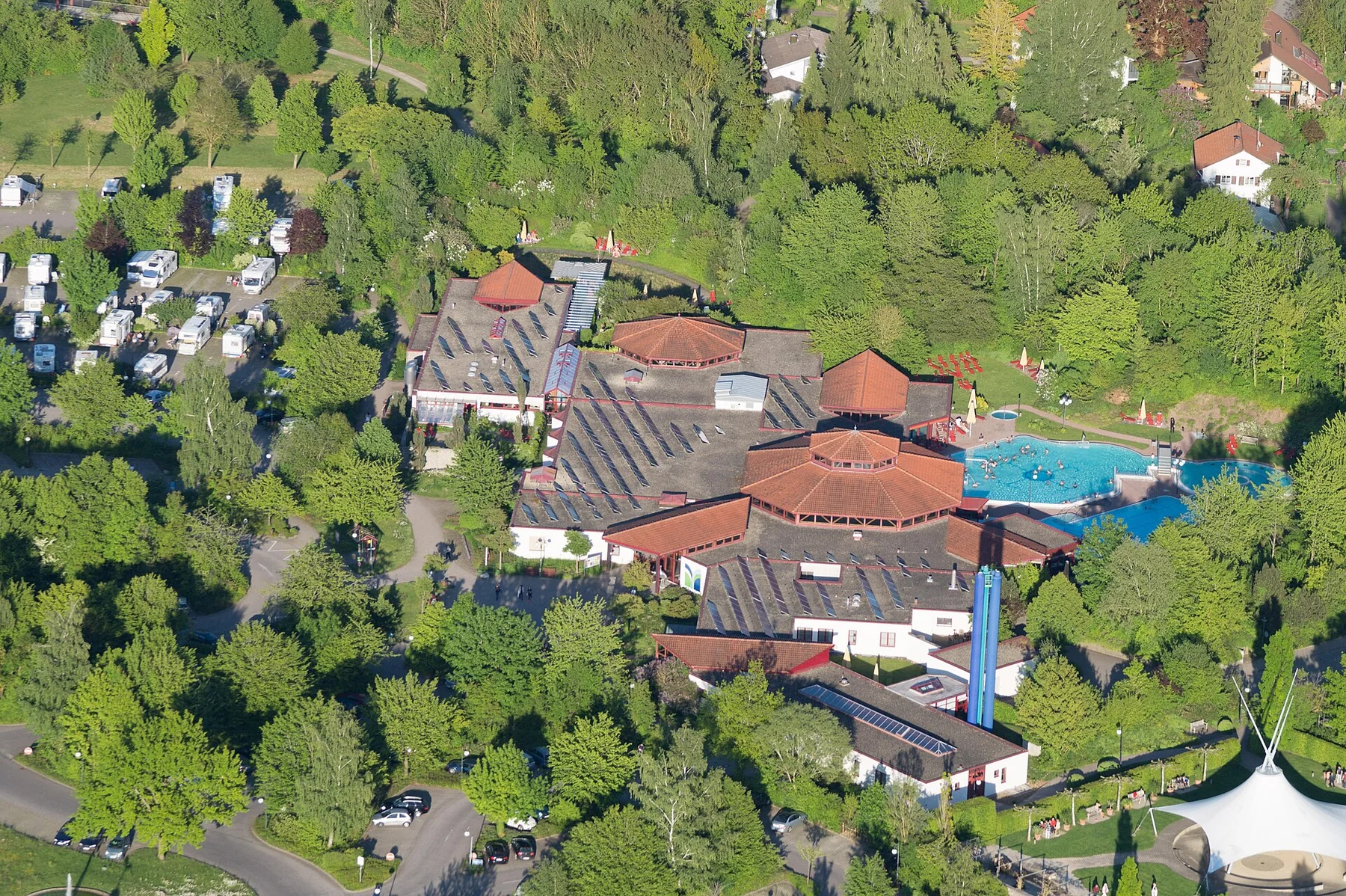 Luftbild der Sonnenhof-Therme Bad Saulgau mit Außenbecken und Grünanlage