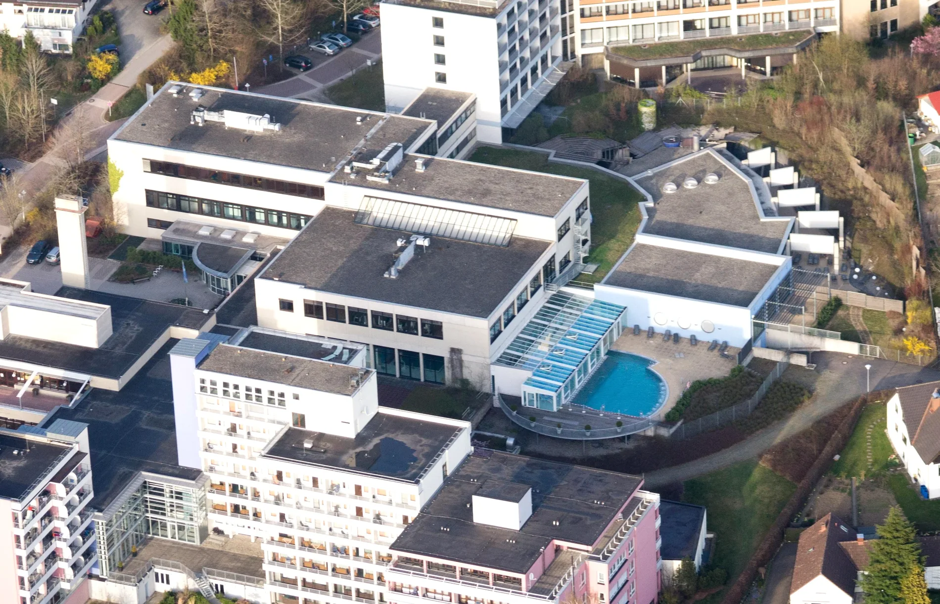 Luftaufnahme des feelMOOR Gesundheitsresorts Bad Wurzach mit dem Außenbecken der Therme