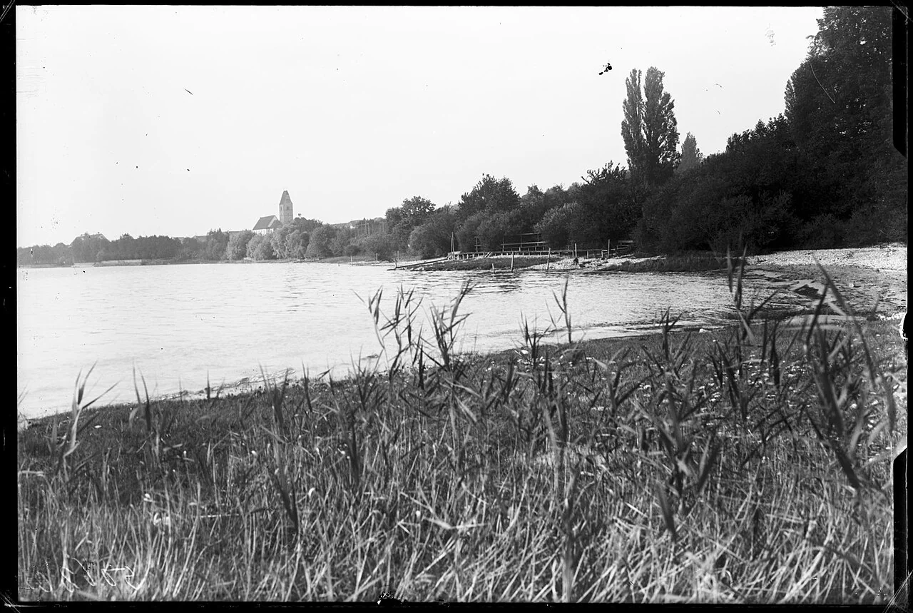 Historischer Blick vom Strandbad Hagnau um 1930 auf Ufer und Ort