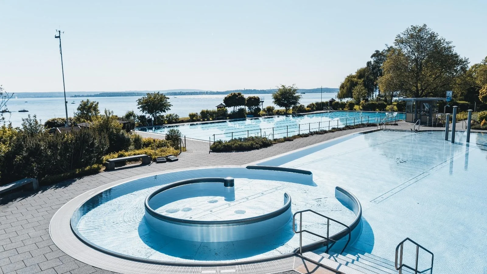 Frei- und Strandbad Meersburg mit Schwimmbecken, Kinderbereich und Bodensee