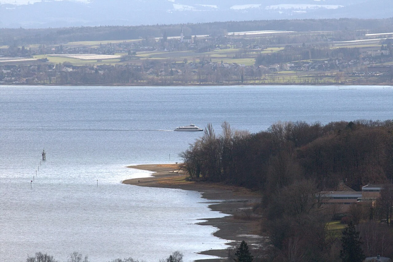 Echte Fernansicht des Konstanzer Hörnle mit Badestrand und Schweizer Ufer