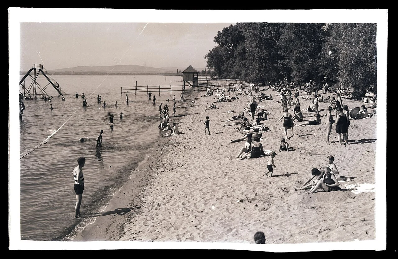Historische Aufnahme des Strandbads Langenargen aus dem Jahr 1929 mit Badegästen